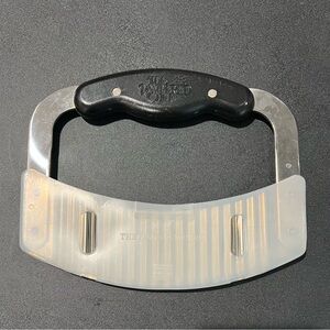 The Pampered Chef Black and Silver Crinkle Cutter